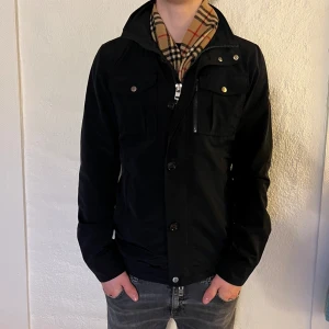 J Lindeberg jacka stl S - Säljer nu denna sjukt snygga och populära jackan | Modellen på bilden är 180 cm | Nypris 4000 kr | Mitt pris 1799 kr | Skick 9/10 | Hör av er vid minsta lilla fundering!😊