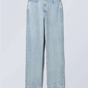 Ljusblå jeans - Såljer mina ljusblå jeans från weekday. Använda kanske två gånger då dem inte passade mig så bra. Skriv vid frågor och priset går att diskutera! Stl 27/30