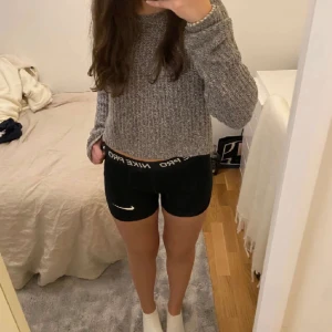 Nike pro shorts - Säljer dessa Nike pro shorts i storlek 146/156 men de sitter bra på mig som oftast har S! De är i väldigt bra skick då de nästan aldrig är använda! Skriv privat för mer frågor!💗