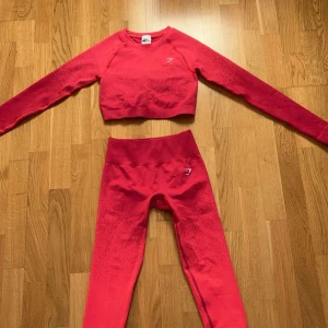 Gymshark set - Jätte snyggt rosa/rött tränings set från gymshark💗 aldrig använt därav i nyskick!