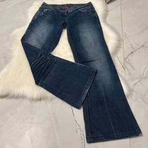Sjukt snygga lågmidjade jeans med detalj på bakfickorna😍 Innerbenslängd: 67.5cm  Från midjan ner: 92cm  Midjemått rakt över: 38cm 