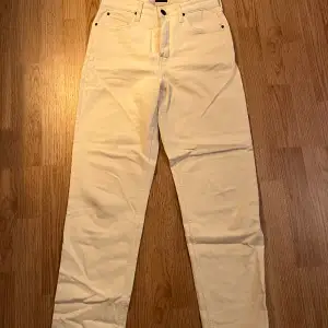 Säljer dessa vita Lee jeans för ett bra pris då de har några fläckar på baksidan.