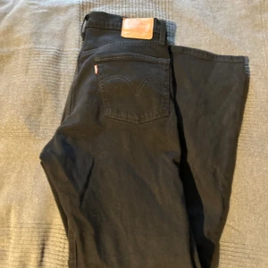 Levis 501 - Levis 501 jeans nästintill nya bara använda ett fåtal gånger. Passar dig som är mellan 175-180,  Nypris är 1200kr. Skriv om du undrar något🙌🏼