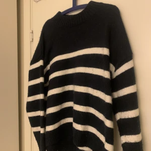 Blå randig stickad tröja - En blå randig stickad tröja. Den väldigt mörkblå nästan svart. Inte så använd. Storlek S.