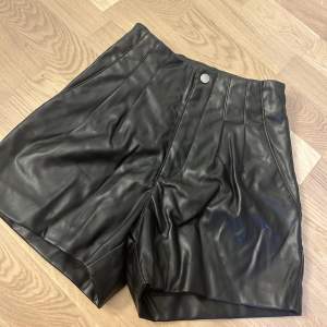 Jätte fina PU-läder shorts från H&M. Helt oanvända i storlek 32