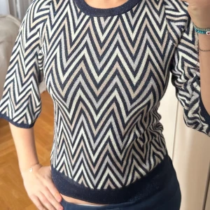 Neo Noir topp - Jätte fin neo noir topp i ett missoni mönster. Använd ett fåtal gånger! 