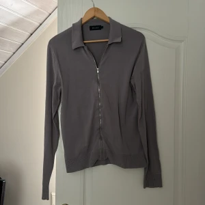Riley overshirt - Säljes då den är för liten.  Skick 7/10  Nypris 799kr