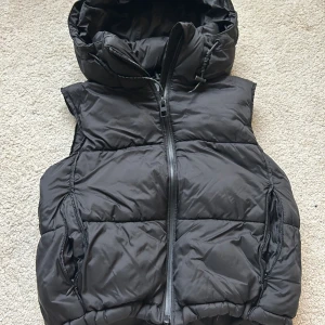 Väst från zara - Väst från zara. Knappt använd. Köpt från 499kr säljer för 149kr