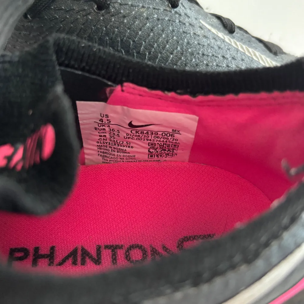 Säljer mina Nike phanton gt fotbollsskor. Dom är ändast provade och använda en gång på kontgräs. Säljer pågrund av att det är försmå, storlek 36,5🥰  Köpte de för 1300kr ish och säljer det för 1000kr Pris kan diskuteras☺️. Skor.
