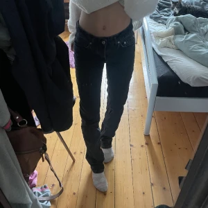 ”Icon” jeans - Svarta ”icon” jeans från lager 157 knappt använda. Storlek: xxs. Bara höra av sig vid mer bilder/frågor☺️
