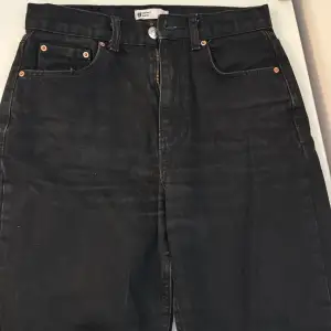 Svart/gråa jeans från Gina tricot, storlek 36, passar mig som är 175cm, bra skick 