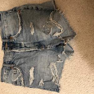 jättefina jeans short ifrån zara i storlek 32💕 Jättefina till sommaren men säljer dom då för att dom blivit för små🩷köp gärna med Köp nu🩷