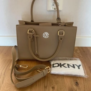 DKNY väska med dustbag - Knappt använd, i nyskick!!! Med dustbag
