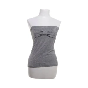 Y2k tubtopp - Grå tubtopp med jättesöt rosett från Gina. Köpt från Sellpy men aldrig använt av mig:)