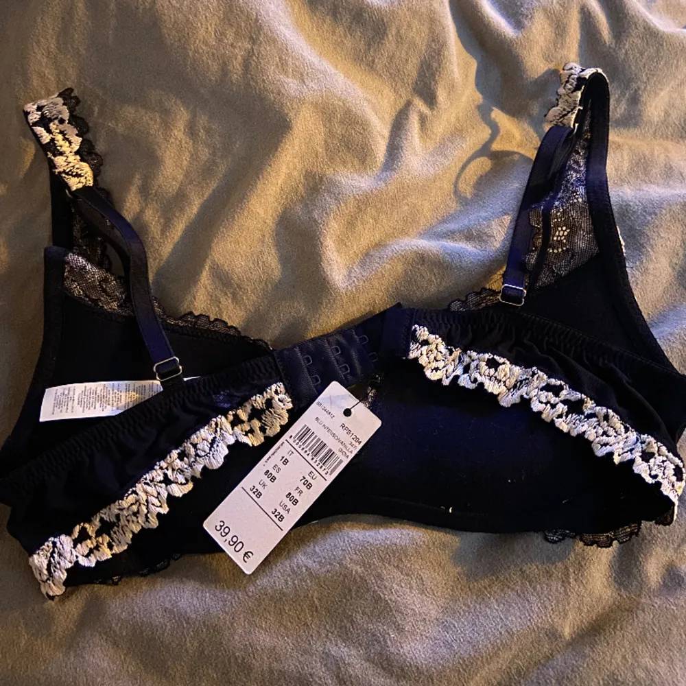 Säljer denna push-up bh från intimissimi i storlek 70 B. Helt oanvänd med prislapp kvar. Original pris 499 kr. Hör gärna av dig om du är intresserad☺️. Övrigt.