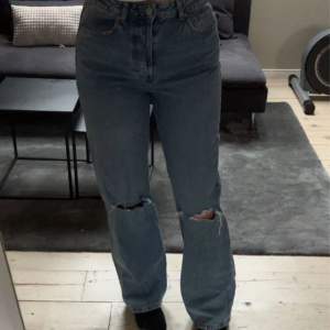 Högmidjade Jeans från Bikbok, rak modell.  Dem är långa i benen (jag är 175cm lång) Använda typ 10 gånger men dem är inte slitna.  30/32. Jag skulle säga att den passar M. Köparen står för frakten!