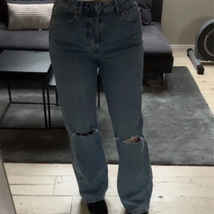 Bikbok Jeans - Högmidjade Jeans från Bikbok, rak modell.  Dem är långa i benen (jag är 175cm lång) Använda typ 10 gånger men dem är inte slitna.  30/32. Jag skulle säga att den passar M. Köparen står för frakten!