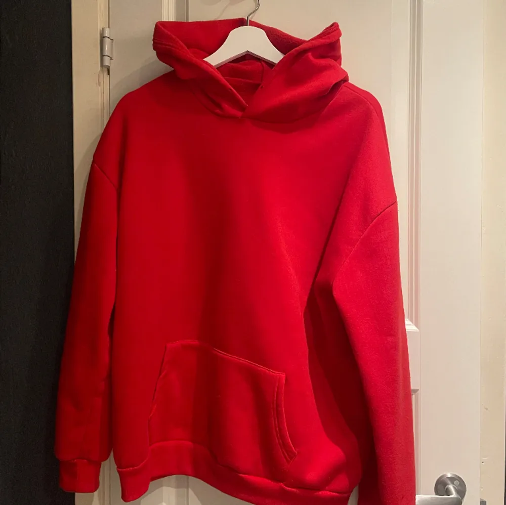 Gosig röd hoodie, endast använt en gång❤️‍🔥. Hoodies.