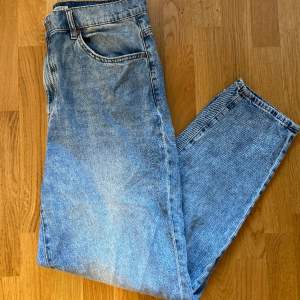 Högmidjade jeans i modellen ”pam” från Lindex. Fint skick och normal i storlek. 