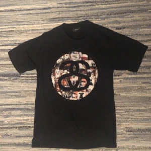 Stussy T-shirt - Stussy T-shirt i strl S. Väldigt bra skick med inga defekter. Skriv  gärna om ni vill ha fler bilder eller har andra funderingar. Pris går att diskutera vid snabba affär.👍🏻