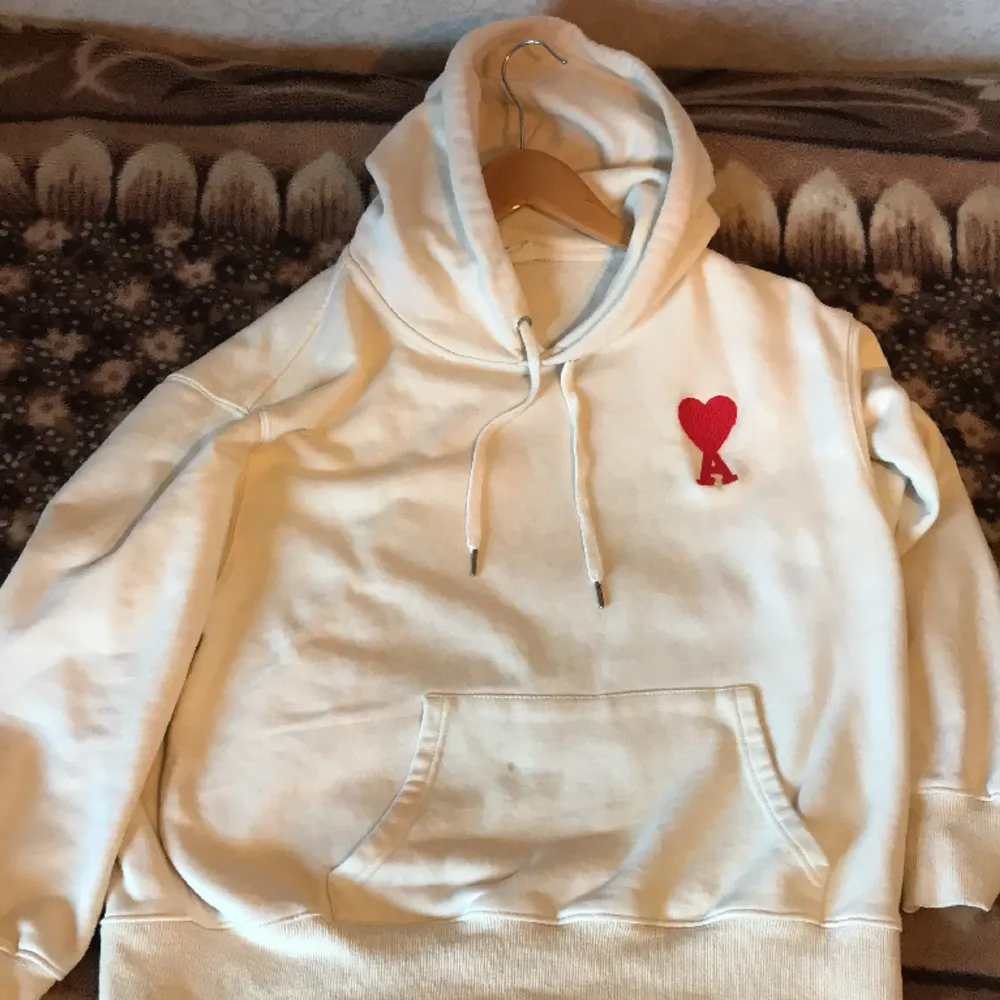 Ami Paris hoodie riktigt snygg och bra material varm också. Riktigt bra hoodie 1.1 kopia . Hoodies.