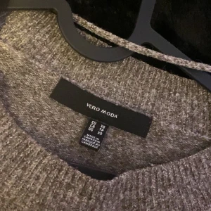 stickad tröja  - stickad tröja från vero moda, bra skick och ganska tunn och skön till sommarkvällar. bra skick, säljer för den inte kommer till användning längre tyvärr ❣️
