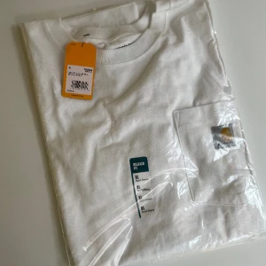 NEW Carhartt T-shirt - Oöppnad Carhartt Relaxed Fit T-skjorta. Blev alltför stor för mig. Rätt stor i storleken:)