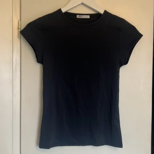 Zara topp - Tajt t-shirt från zara