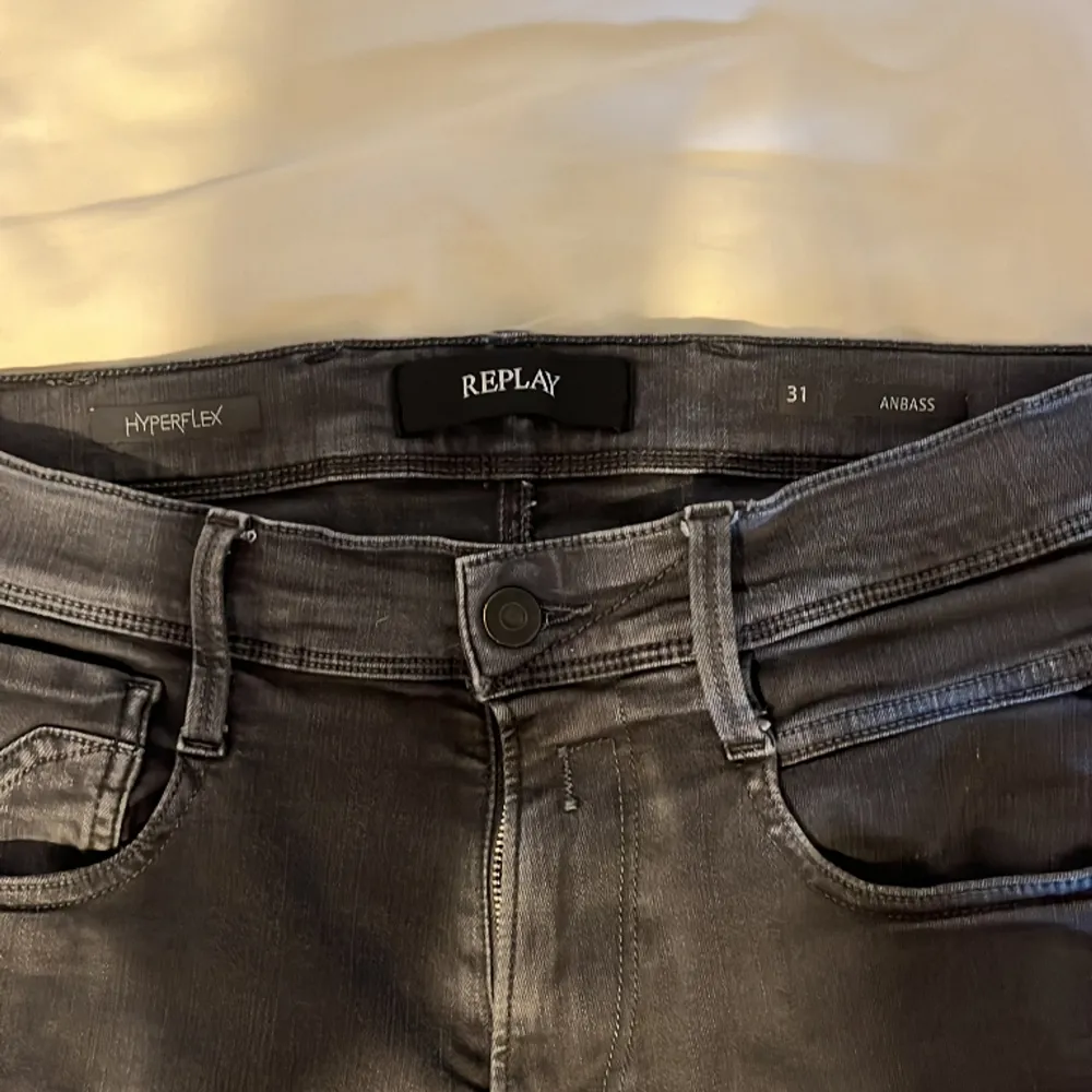 Säljer dessa sjukt fina replay jeans, jeansen är i toppskick och är knappt använda.  Skick 9/10 . Jeans & Byxor.