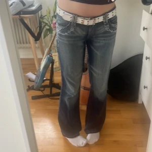 Y2k lågmidjade jeans - Så så fina y2k lowwaist jeans med rhinestones på. Några har fallit av! Behöver bara pengar därför säljer jag 😫de behöver mer kärlek än jag ger dem!