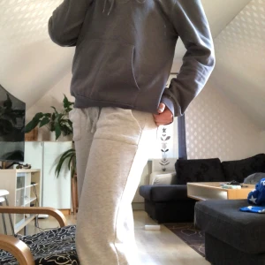 Grå/svart hoodie - Färgen är rättvis på bilderna. Modellen är relaxed fit från H&M💕