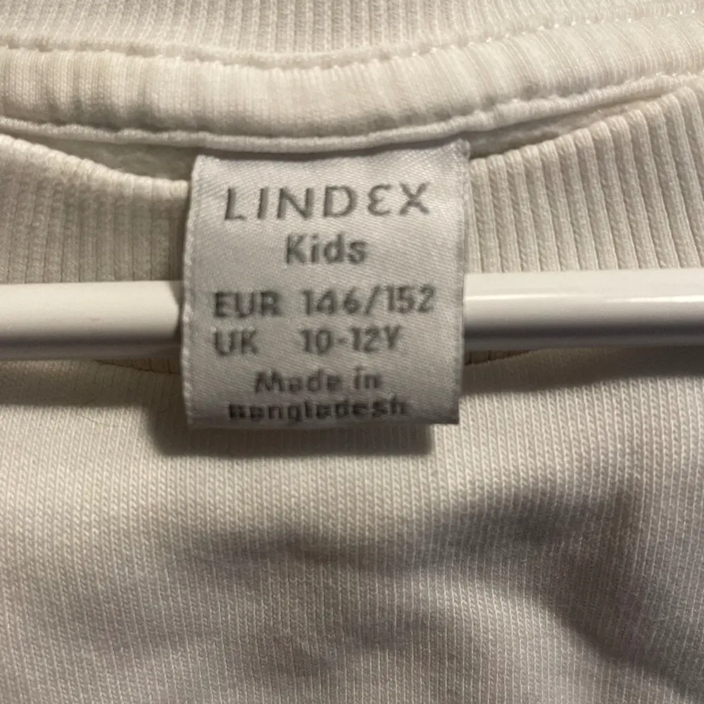 Vit tröja med spets volang från Lindex i storlek 146/152. 100 kr + frakt😊. Hoodies.