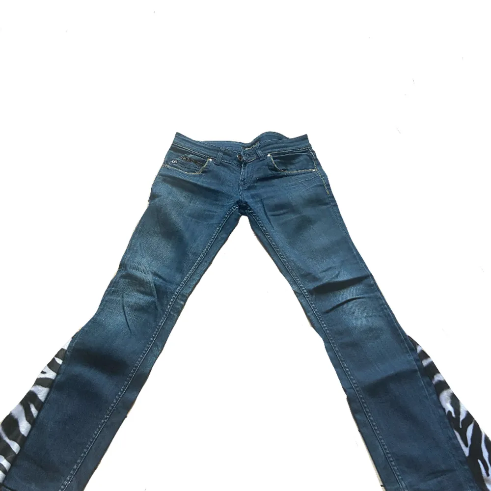 Supersnygga lågmidjade Miss Sixty-jeans med zebrabootcut. W25, midjemått 38cm Innerben 82cm . Jeans & Byxor.