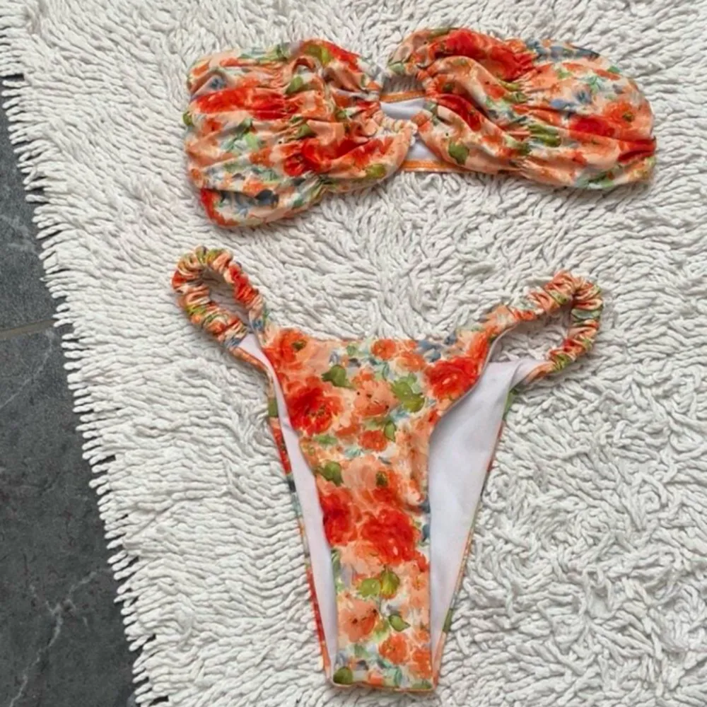 Säljer denna superfina bikini i storlek M. Den är helt oanvänd, vid eventuella frågor eller funderingar kom privat🧡🧡. Övrigt.