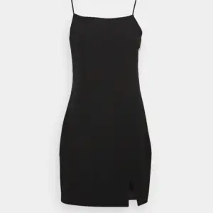 En vanlig basic svart lite kortare klänning med en liten slits, väldigt fin men har inte kommit till användning, den är använd några fåtal gånger 