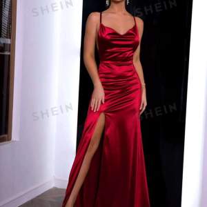 Sälja en röd klänning, passar bra som balklänning och andra evenemang. Köpte från shein och har bara använda en gång. DM för mer frågor. 🩷