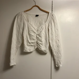 Blus - Säljer denna fina blus från Gina tricot då den tyvärr inte kommer till användning längre🫶🏻