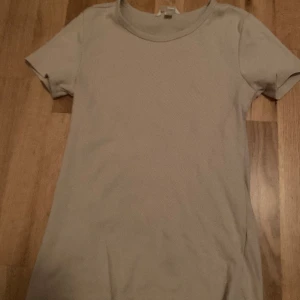 T-shirt  - En t-shirt i tjockare material 