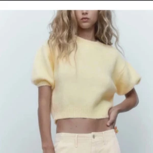 Gul stickad tröja från Zara - Snygg men säljer för att den inte så ofta kommer till användning🥰