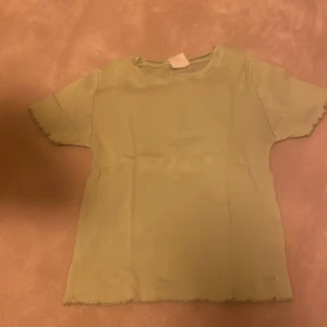crop top - den är storlek 10 men man kan använda som crop top, kankse använts några gånger men i super skick. kan sänka pris 