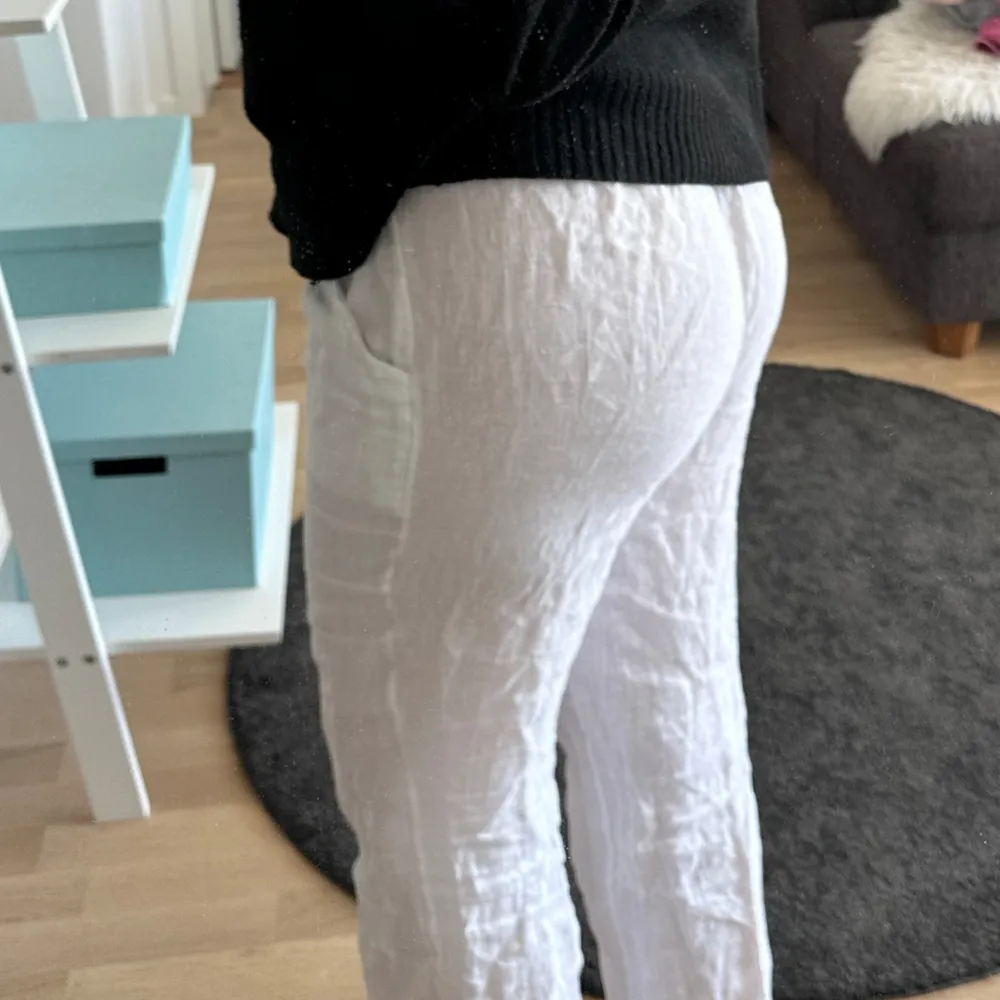Säljer mina vita linnebyxor från Chelsea som är köpte på Zalando. Finns inte kvar på hemsidan. Passar mig perfekt som är 165cm. Jeans & Byxor.
