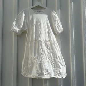 Klänning - Fin klänning, som kan användas till både student & andra tillfällen. Aldrig använd🌸