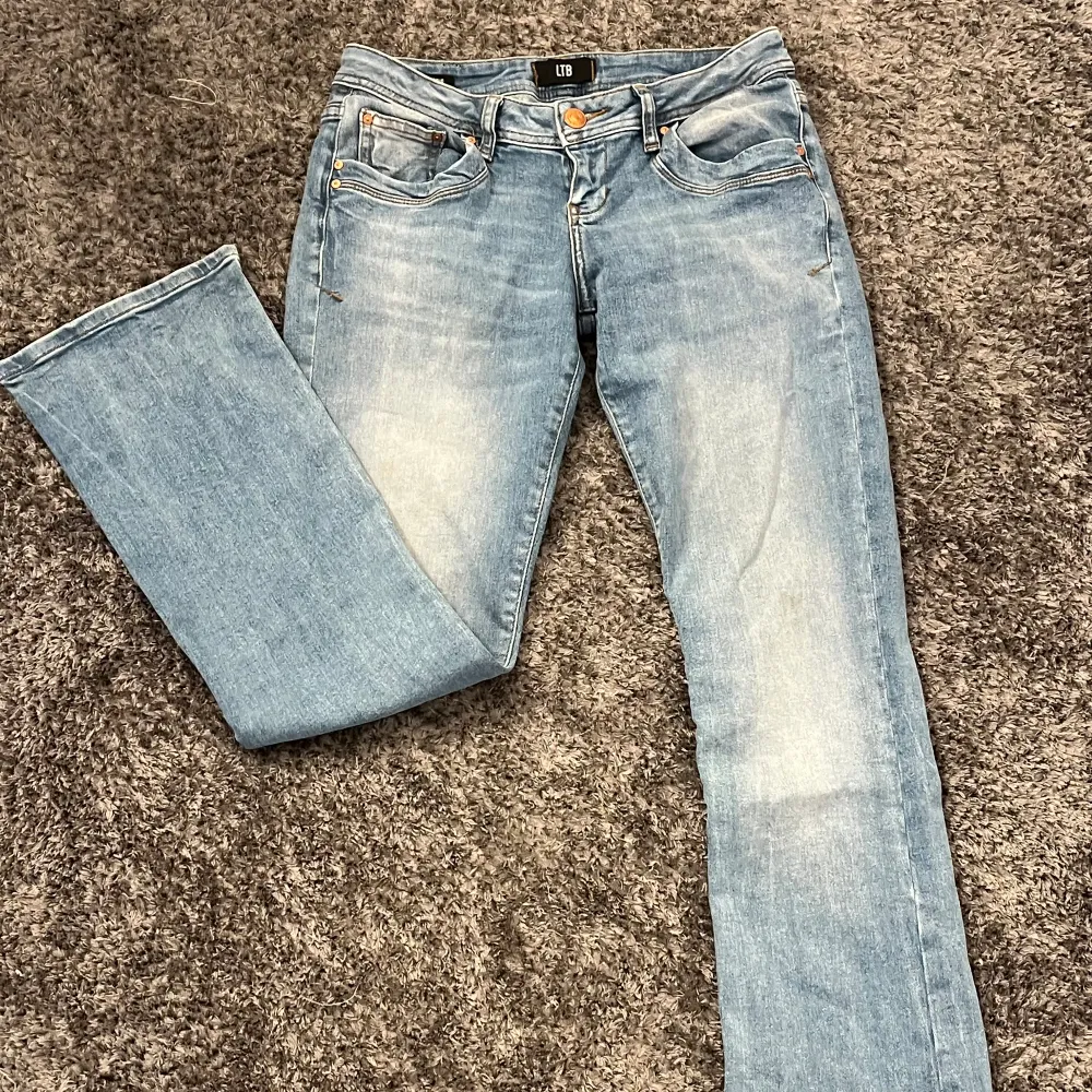 Ljus blå Ltb jeans som tyvärr inte kommer till användning. Använda ungefär 3 gånger. Köpta för 700kr  Innerbenslängd: 75  Midjemått:39. Jeans & Byxor.