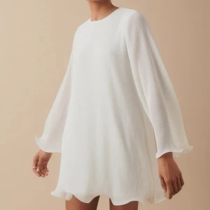 Klänning  - Supersöt klänning ifrån Gina Tricot, helt oanvänd med lappen kvar. Var tyvärr inte min stil🥺 perfekt till sommaren och stundenten!!