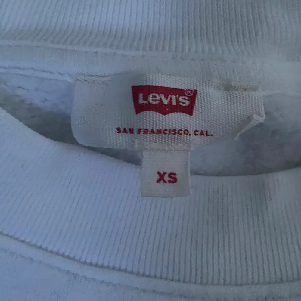 Vit Levis sweatshirt har inte använts jätte mycket . Hoodies.