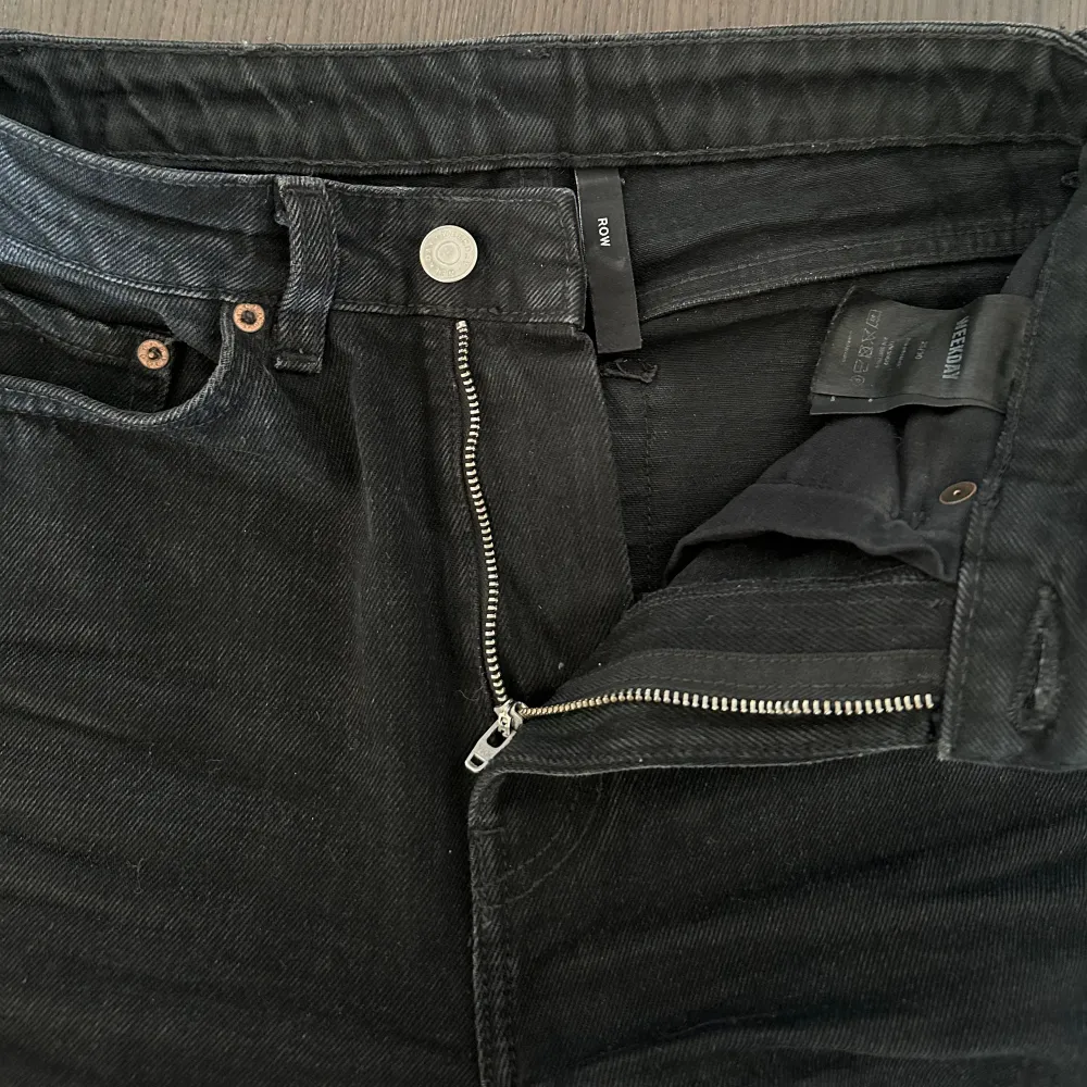 Jeans från weekday i den populära modellen ROW. Rak modell i färgen echo black, sitter supersnyggt på🦋🫶. Jeans & Byxor.