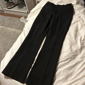 Bik bok kostym byxor  - Jätte fina och sköna! Säljer då jag gått up en storlek😮‍💨