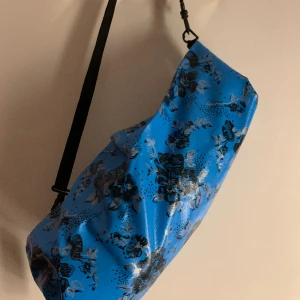 Väska - Står Scuba Bag, designen hämtad från just dykarväskor, men utförandet är mer färggranna här och en blå turkos färg. 