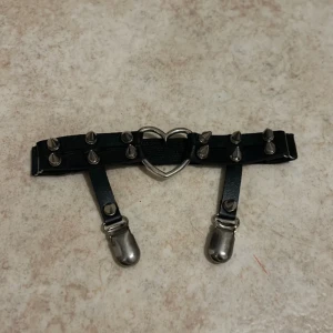 thigh garder - thigh garder för att hålla upp knästrumpor. vet ej vart de är ifrån. dm för mer info! 🌟  (går att köpa tsm med de andra jag postat)