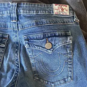 Lågmidjade true religion jeans. Köpte för ungefär ett år sedan på plick. Sista bilden är från förra ägaren. 